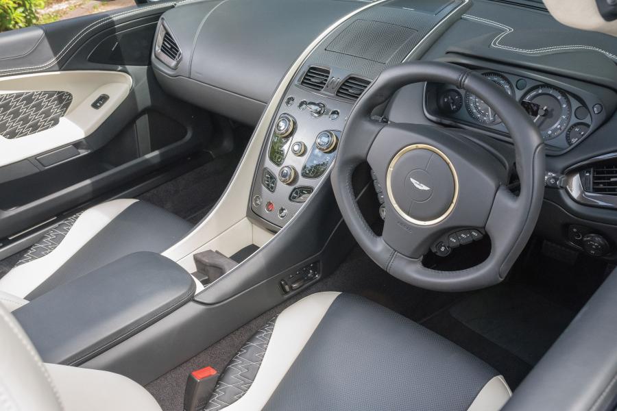 Интерьер Aston Martin Vanquish Zagato Volante 2017 года  (UK) (фото 2 из 42)